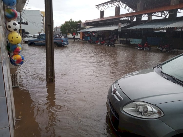 Chuva desta tarde volta a alagar o centro de São Raimundo Nonato
