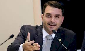 Filho de Bolsonaro, Flávio confirma encontro do ex-presidente com hacker para discutir urnas