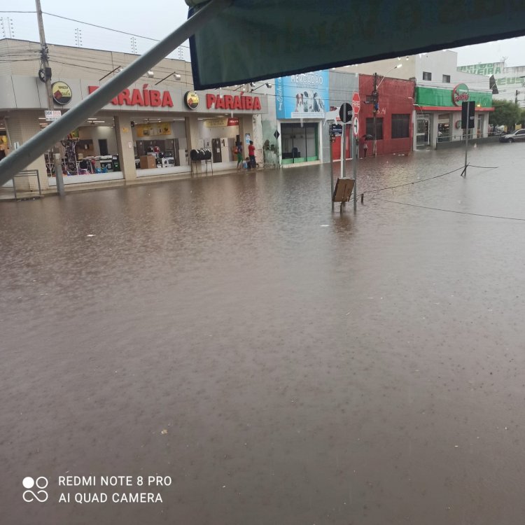 Centro comercial de São Raimundo não suporta mais uma chuva de 20mm que alaga tudo
